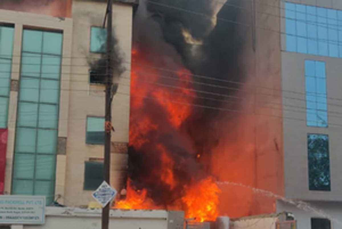 नोएडा : 25 गाड़ियों की मदद से बुझाई प्लास्टिक के थैले बनाने वाली फैक्ट्री की आग