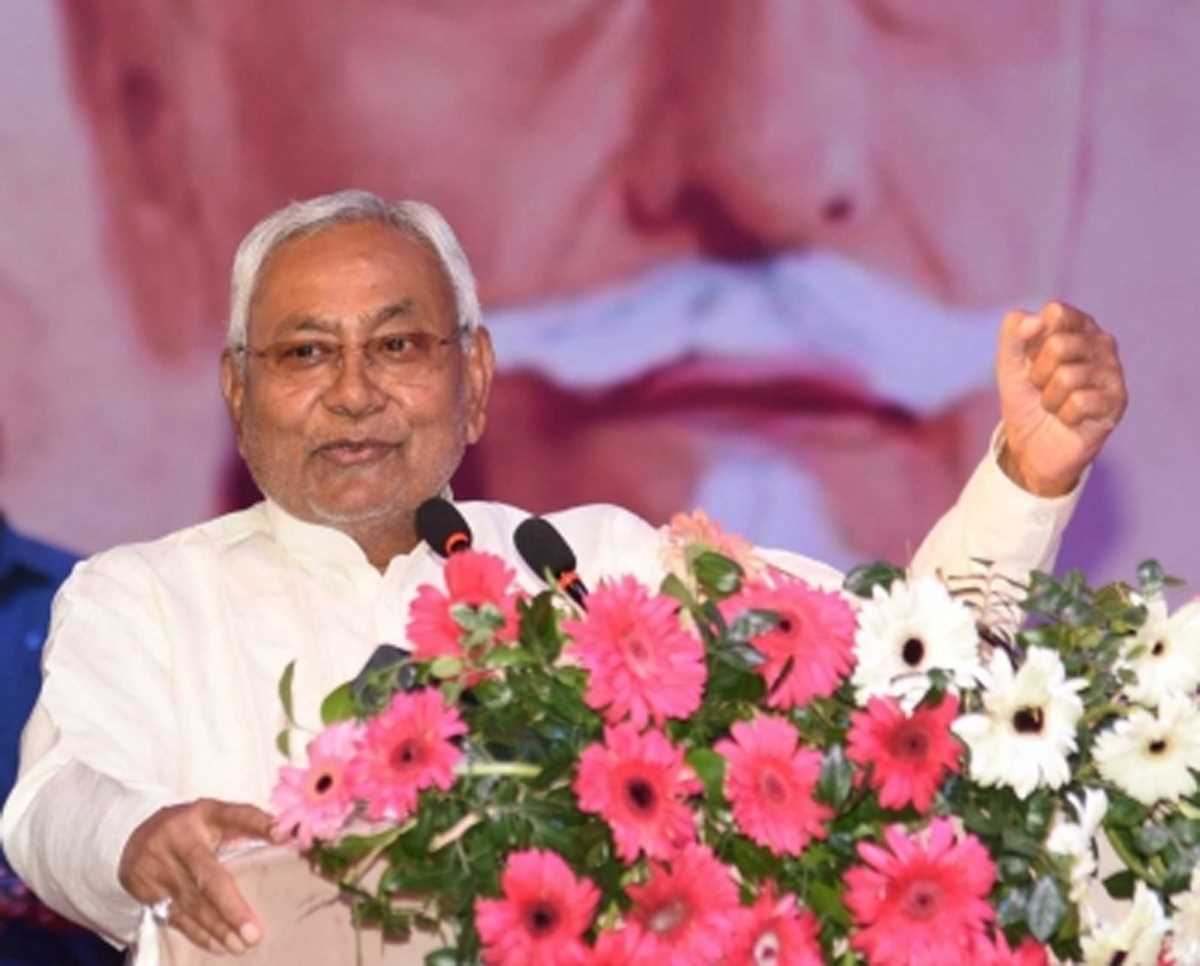 नीतीश ने अधिकारियों को दिए निर्देश, विभागीय योजनाओं के निर्धारित समय में पूरे हों कार्य