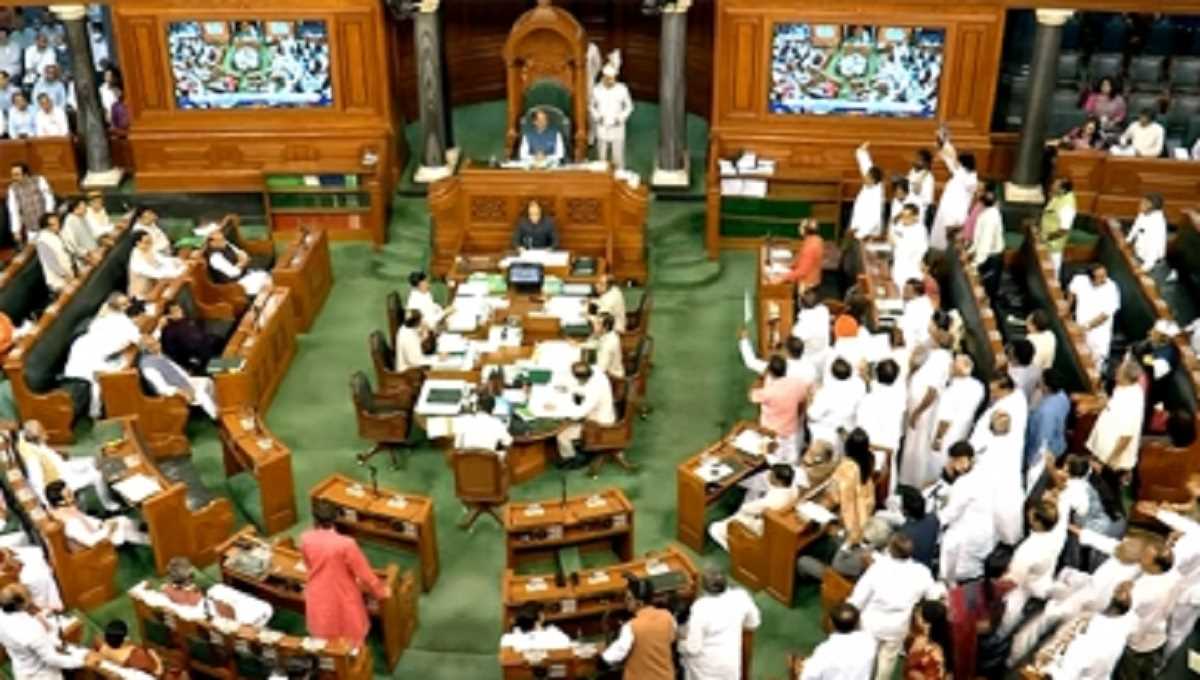 हंगामे के चलते लोक सभा, राज्य सभा की कार्यवाही 2 बजे तक स्थगित हंगामे के चलते लोक सभा, राज्य सभा की कार्यवाही 2 बजे तक स्थगित