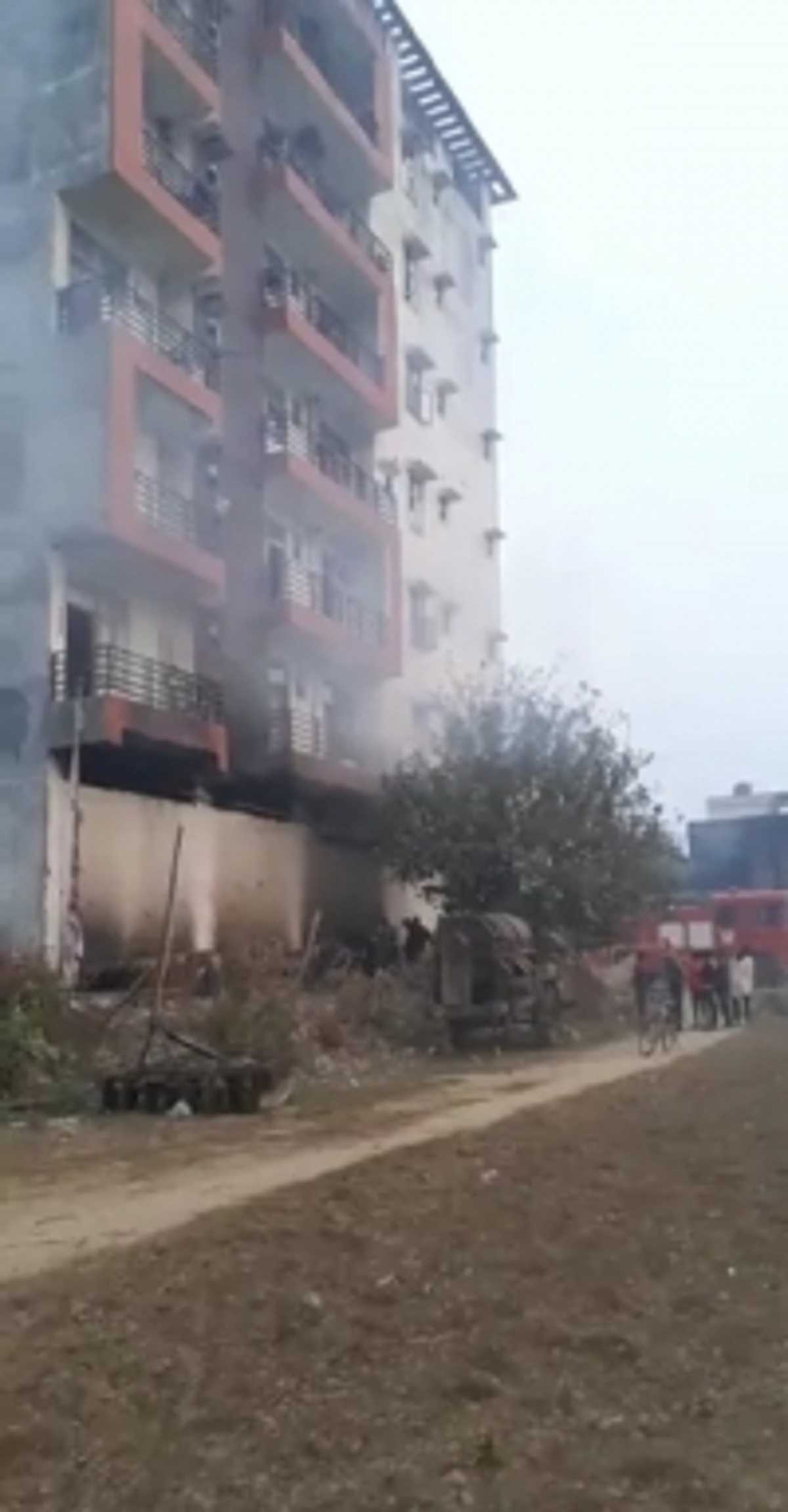 Greater Noida: शाहबेरी में छह मंजिला बिल्डिंग के बेसमेंट में लगी आग, बना अफरातफरी का माहौल