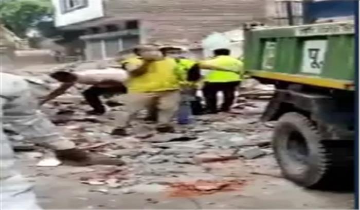 पूर्वी दिल्ली के नंद नगरी इलाके में ढाई मंजिला इमारत गिरने से 3 लोग घायल, 1 की मौत