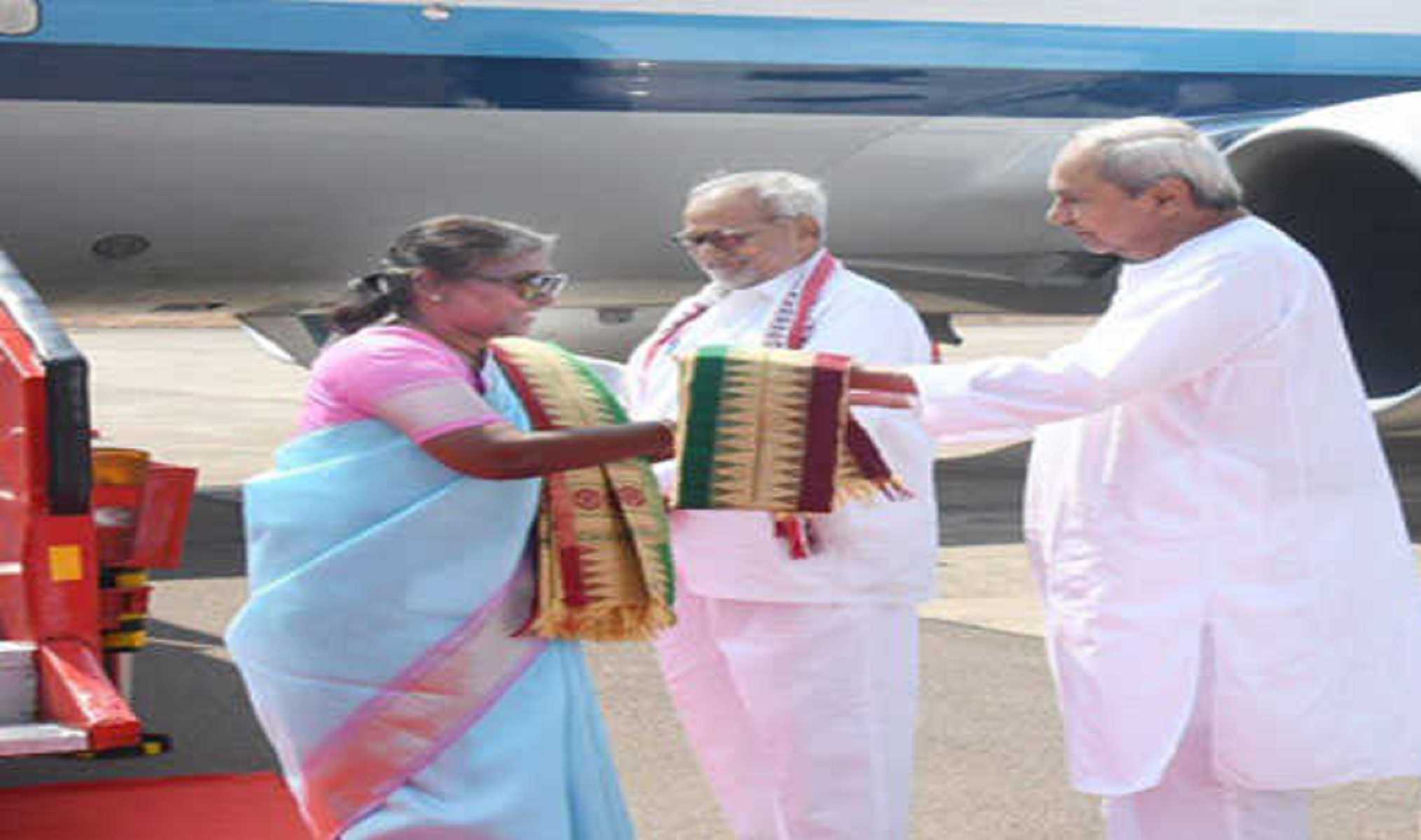भुवनेश्वर एयरपोर्ट पर पहुंची राष्ट्रपति द्रौपदी मुर्मू, पारंपरिक नृत्यगीत के साथ एयरपोर्ट पर हुआ भव्य स्वागत