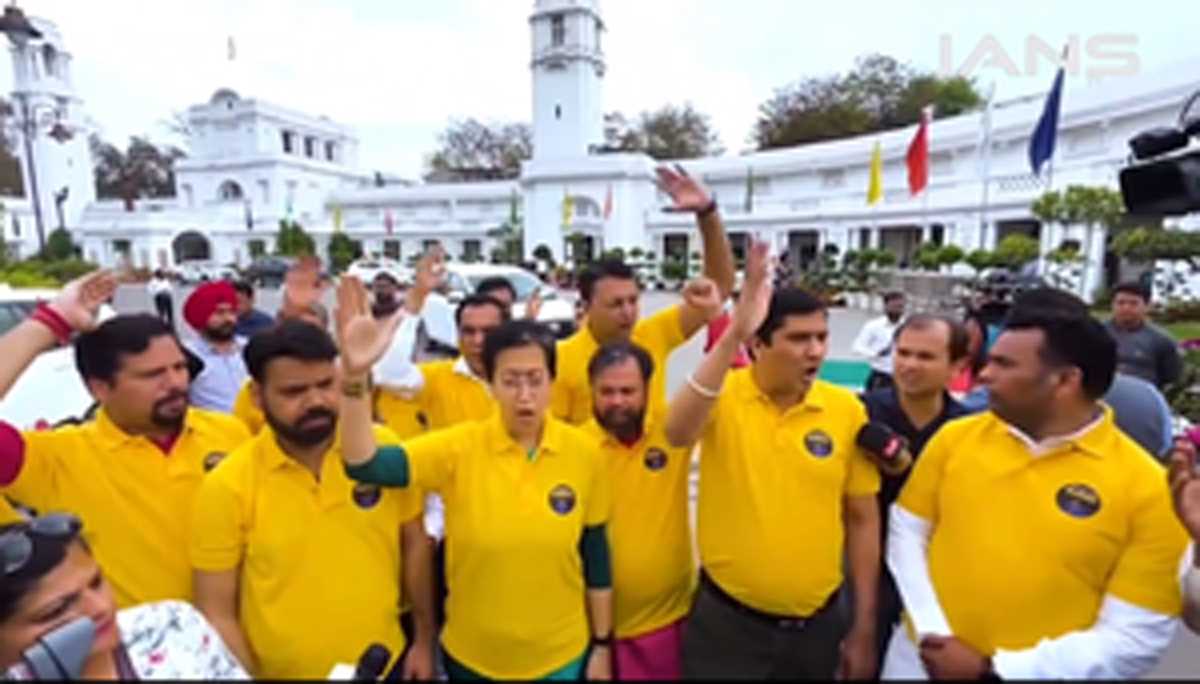 आप कार्यकर्ताओं के विरोध प्रदर्शन के बाद दिल्ली विधानसभा सोमवार तक स्थगित आप कार्यकर्ताओं के विरोध प्रदर्शन के बाद दिल्ली विधानसभा सोमवार तक स्थगित