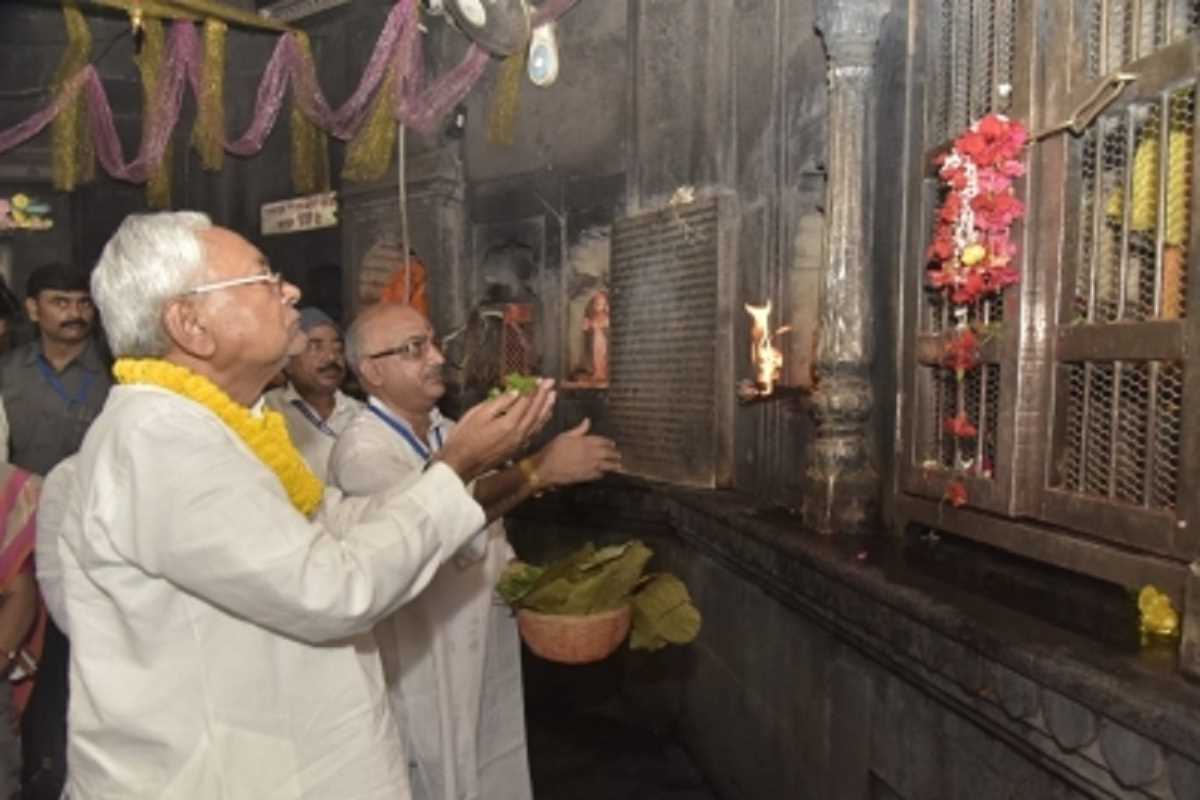 विष्णुपद मंदिर में CM नीतीश के साथ गैर-हिंदू मंत्री ने किया प्रवेश, मंदिर प्रबंधन नाराज विष्णुपद मंदिर में CM नीतीश के साथ गैर-हिंदू मंत्री ने किया प्रवेश, मंदिर प्रबंधन नाराज