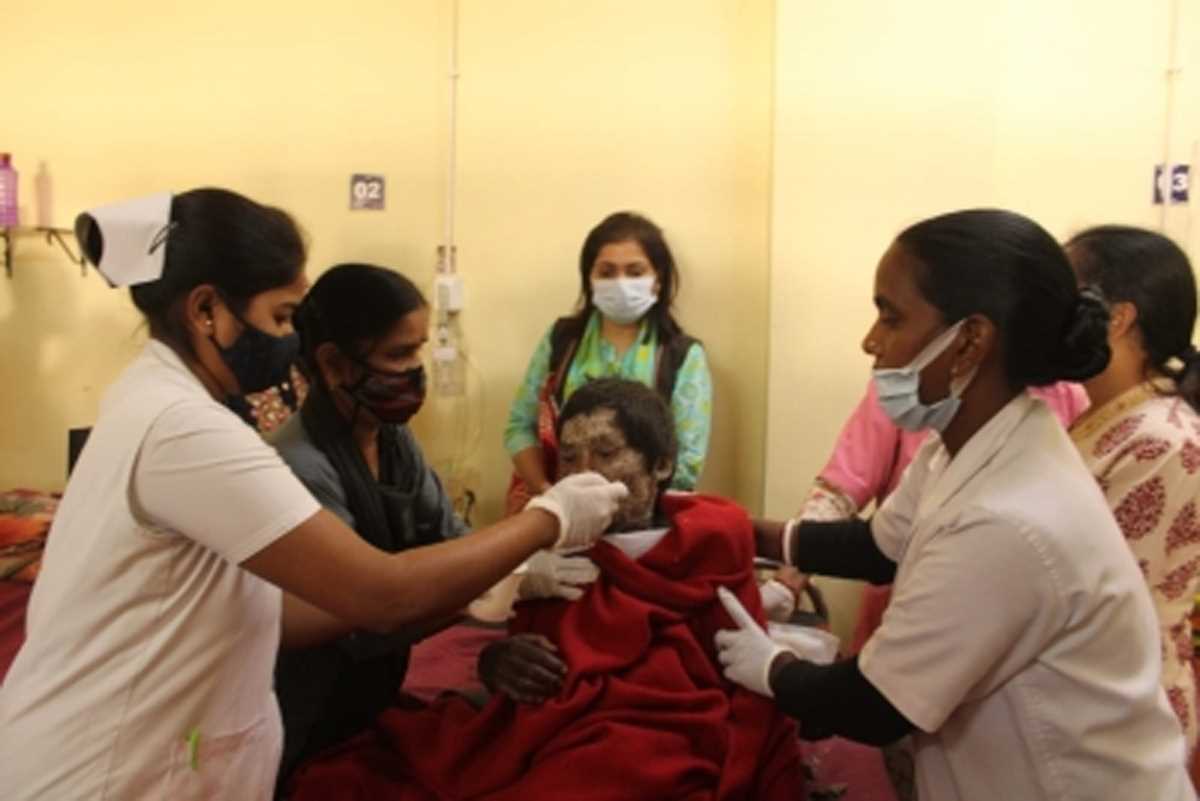 भोजन-इलाज न मिलने से हड्डियों के ढांचे में बदला शख्स, सीएम ने लिया संज्ञान तो लाया गया हॉस्पिटल भोजन-इलाज न मिलने से हड्डियों के ढांचे में बदला शख्स, सीएम ने लिया संज्ञान तो लाया गया हॉस्पिटल