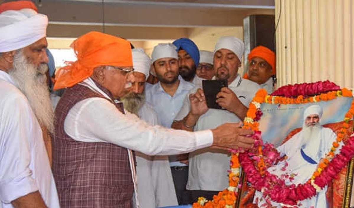 खट्टर ने दी बाबा मान सिंह को पुष्प चक्र अर्पित कर श्रद्धांजलि