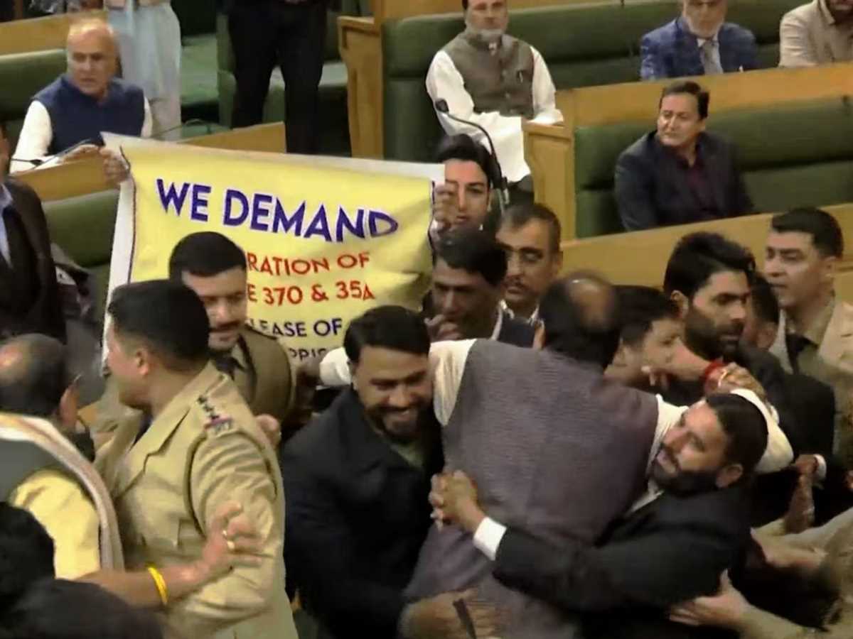 जम्मू-कश्मीर : आर्टिकल 370 को लेकर विधानसभा में बवाल, पक्ष-विपक्ष आपस में भिड़े, हुई धक्का-मुक्की