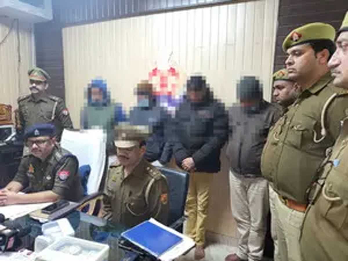 पैसा डबल करने का लालच देकर धोखाधड़ी करने वाले गैंग की महिला समेत 5 गिरफ्तार