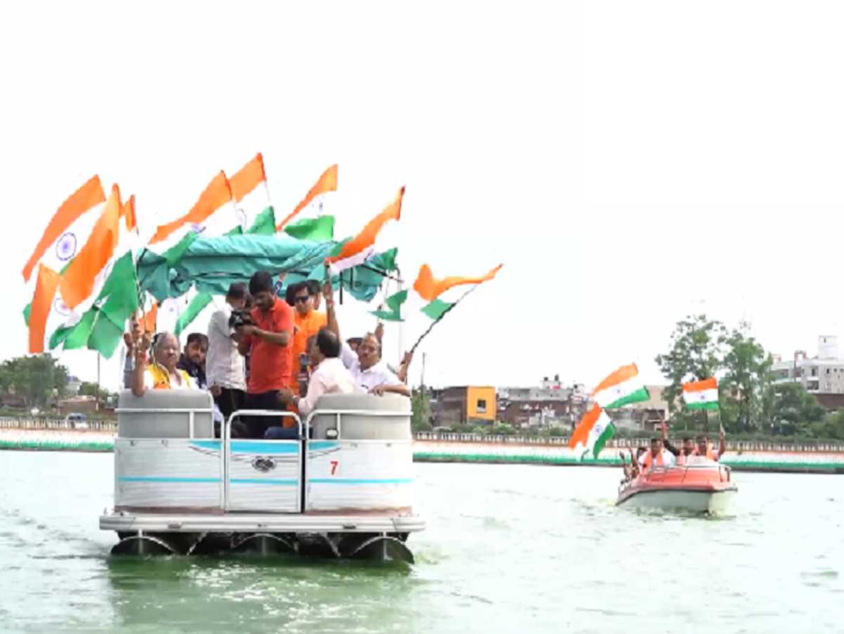 बूढ़ा तालाब में बृजमोहन ने तिरंगा अभियान निकालकर किया प्रचार बूढ़ा तालाब में बृजमोहन ने तिरंगा अभियान निकालकर किया प्रचार