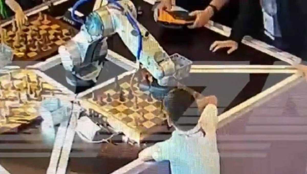 शतरंज के मैच में रोबोट ने बच्चे की उंगली तोड़ी