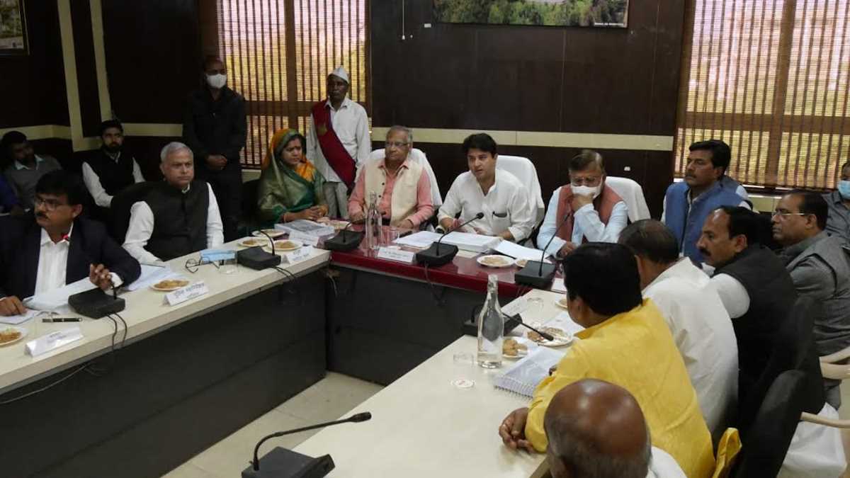 सिंधिया ने की विकास कार्यों की समीक्षा, कहा आधुनिकता का रखें ध्यान