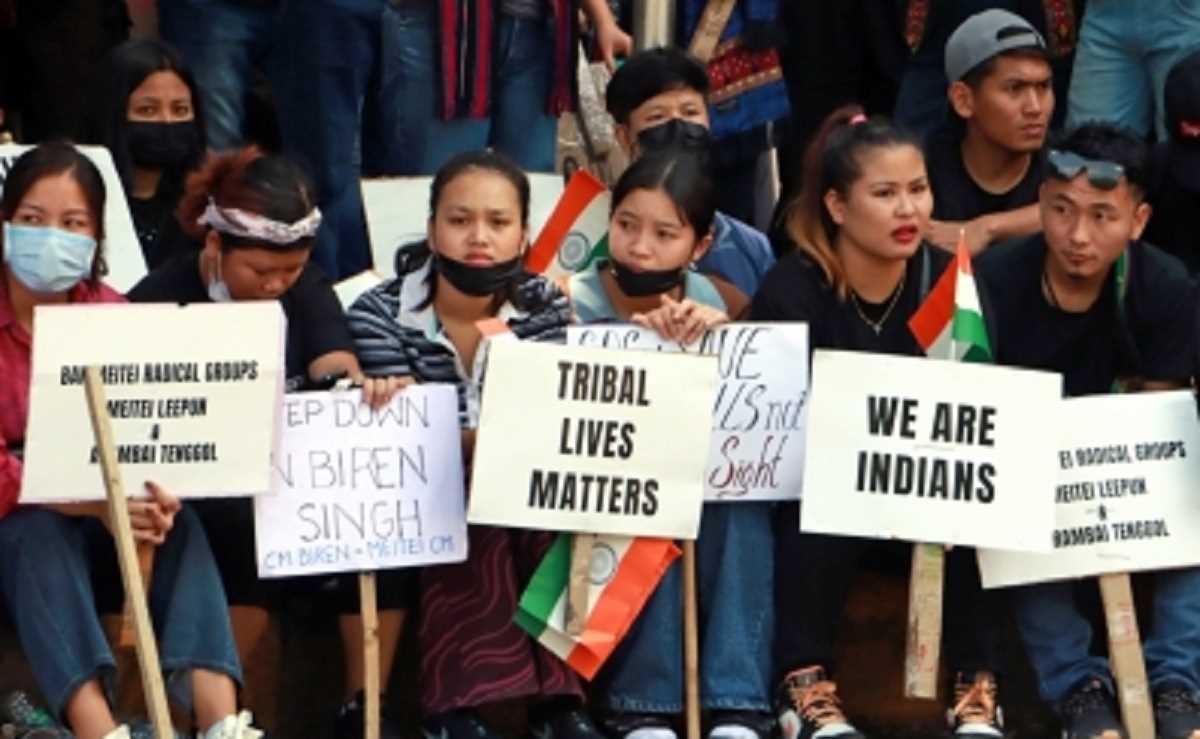 अमित शाह के आवास के बाहर कुकी महिलाओं का प्रदर्शन, हिरासत में ली गईं अमित शाह के आवास के बाहर कुकी महिलाओं का प्रदर्शन, हिरासत में ली गईं