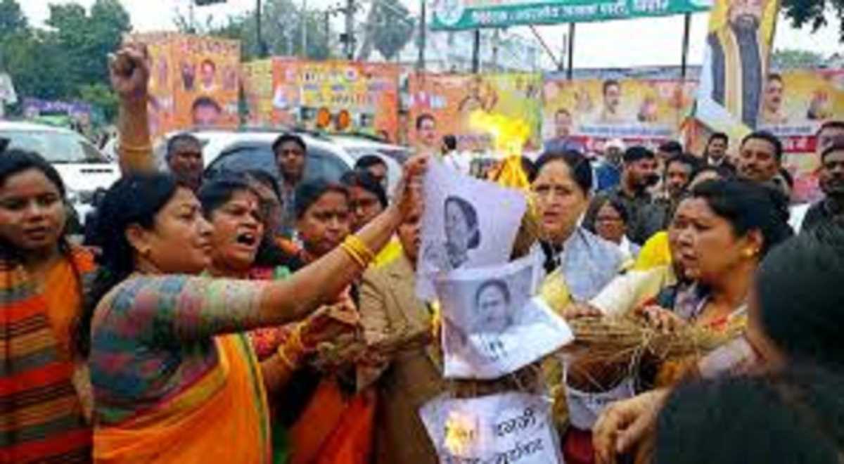 पटना में ममता बनर्जी के खिलाफ लामबंद हुई महिलाएं, इस्तीफे की मांग