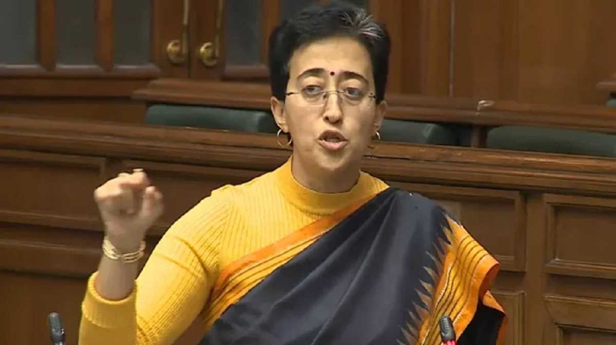 बस मार्शलों के मुद्दे पर सीएम आतिशी ने विजेंद्र गुप्ता को दिया एलजी से फाइल साइन कराने का चैलेंज