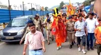 बेटी बचाओ, बेटी पढ़ाओ का संदेश लेकर कैबिनेट मंत्री ने उठाई कांवड़, पैदल यात्रा पर निकलींं