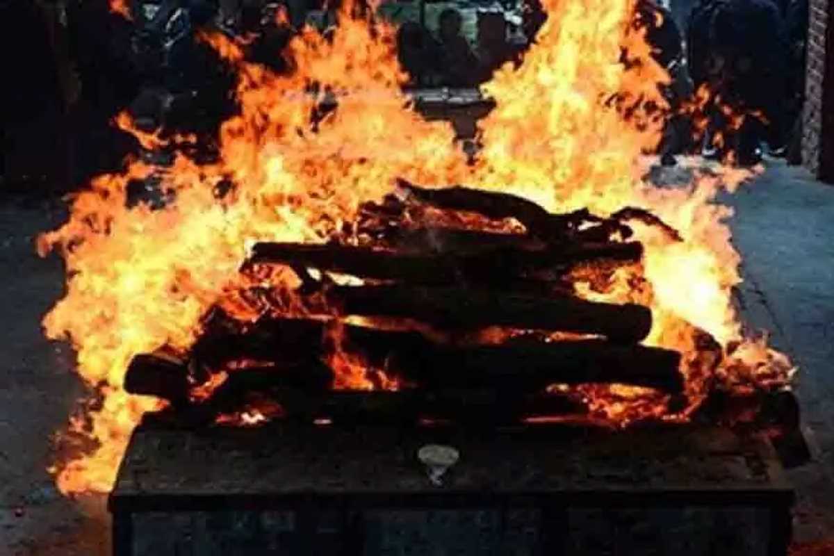 मुस्लिमों ने जम्मू-कश्मीर में हिंदू पड़ोसी का अंतिम संस्कार करने में मदद की