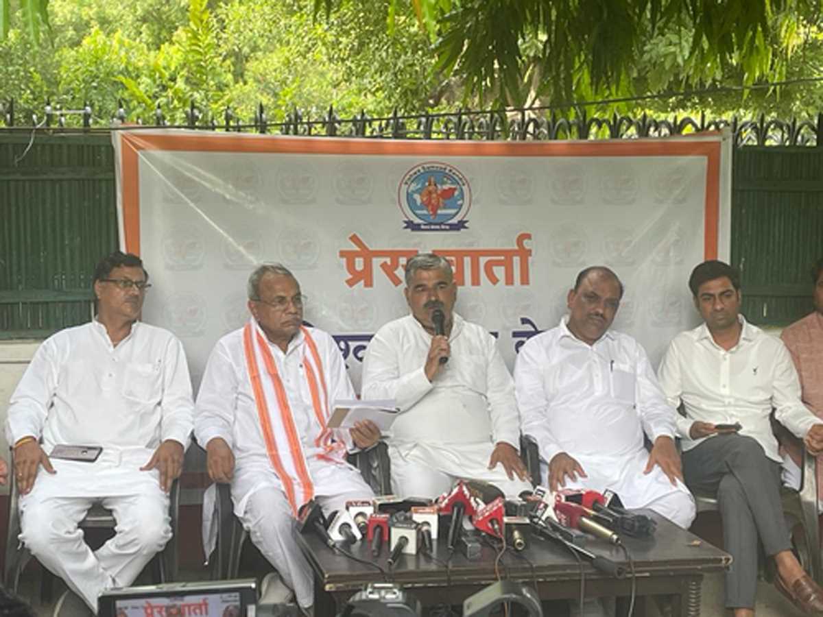 मेवात में धार्मिक यात्रा पर अड़े आयोजक, विहिप ने कहा - धार्मिक यात्रा के लिए अनुमति ली नहीं जाती