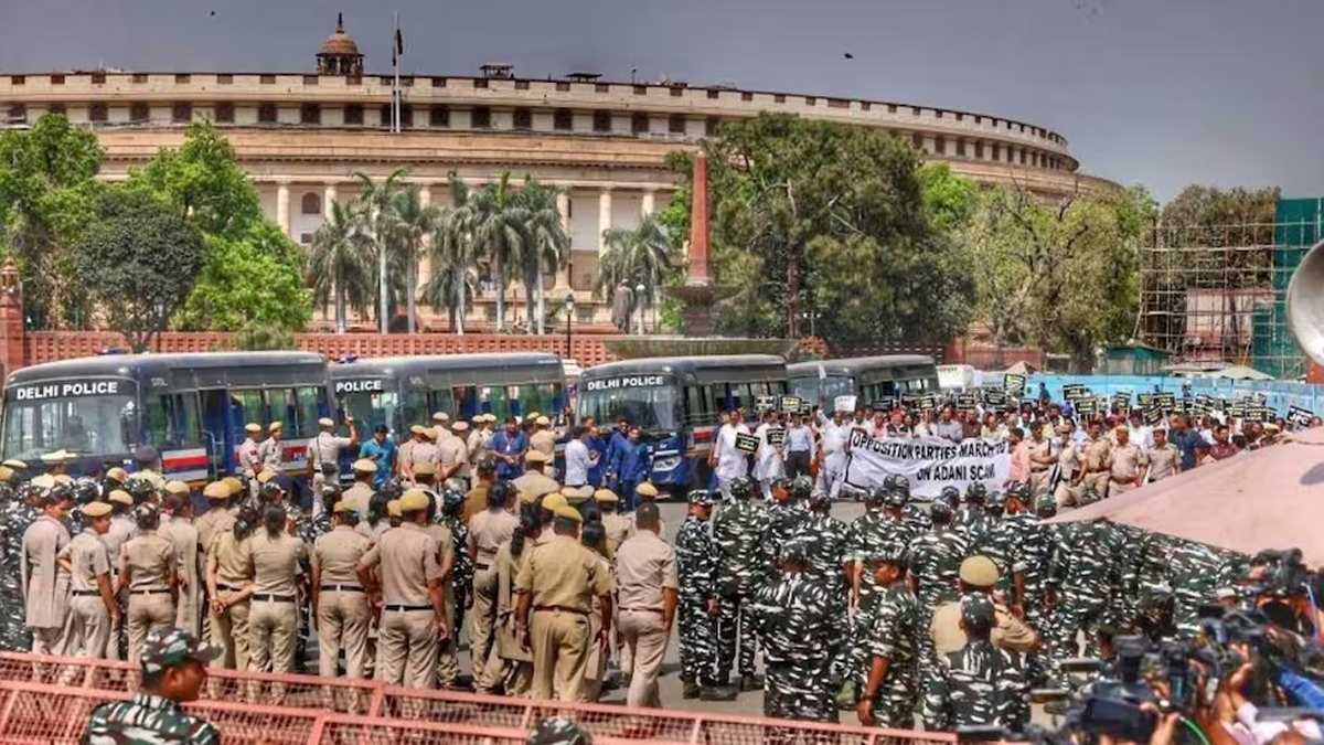 अडानी मामले में सड़क पर उतरा विपक्ष