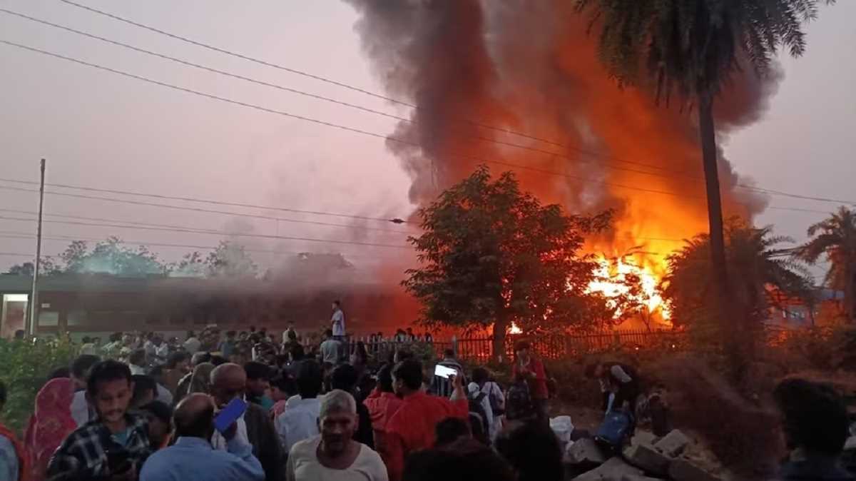 नई दिल्ली-दरभंगा एक्सप्रेस में भीषण आग, धूं-धूं कर जलीं बोगियां