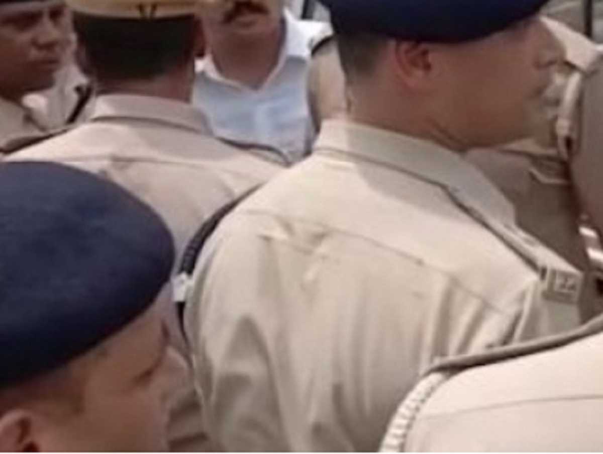 बेंगलुरु में पुलिस इंस्पेक्टर से मारपीट के आरोप में पूर्व बीजेपी पार्षद गिरफ्तार बेंगलुरु में पुलिस इंस्पेक्टर से मारपीट के आरोप में पूर्व बीजेपी पार्षद गिरफ्तार