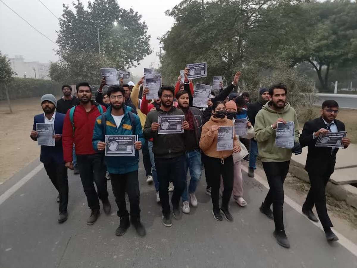 विद्यार्थियों ने मार्च निकालकर छात्रा का दुर्घटना करने वाले चालक की गिरफ्तारी की मांग विद्यार्थियों ने मार्च निकालकर छात्रा का दुर्घटना करने वाले चालक की गिरफ्तारी की मांग