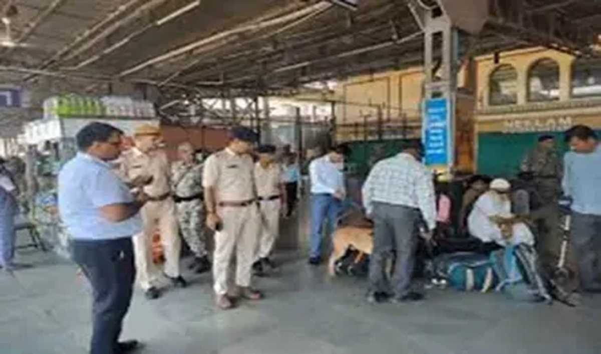 भागलपुर में छठ से पहले प्रशासन अलर्ट, रेलवे स्टेशन के इंतजामों को लेकर यात्रियों ने जाहिर की खुशी