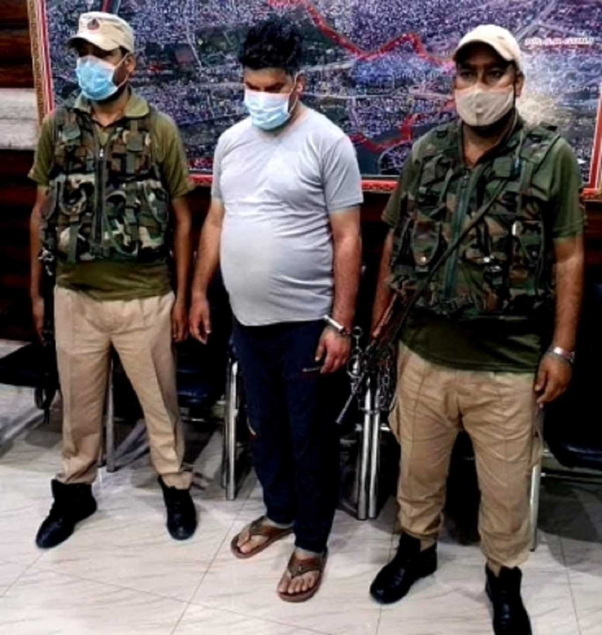 कश्मीरी पत्रकार दुष्कर्म, तस्करी और जबरन वसूली के आरोप में गिरफ्तार