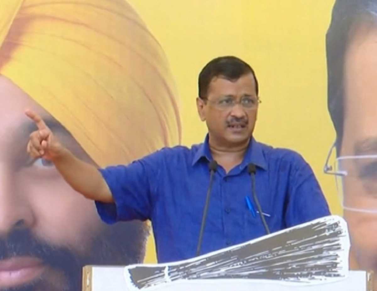 केजरीवाल ने गुजरात में 10 लाख नौकरियों, 20 हजार मोहल्ला क्लीनिकों का वादा किया केजरीवाल ने गुजरात में 10 लाख नौकरियों, 20 हजार मोहल्ला क्लीनिकों का वादा किया