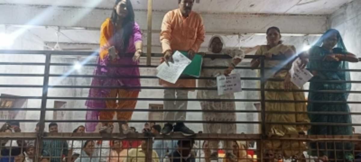 नीमच में नपा की अजब बैठक, नपाध्यक्ष-अफसर पिंजरे में और पार्षद बाहर