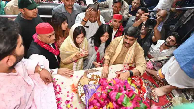 अखिलेश ने सपरिवार बांके बिहारी मंदिर में दर्शन पूजन किया