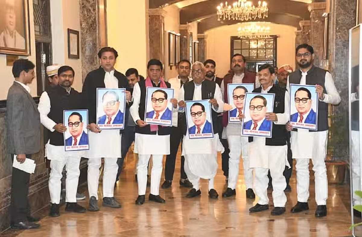 गृहमंत्री के बयान के विरोध में सपा सदस्य अंबेडकर की फोटो लेकर पहुंचे विधानसभा, किया हंगामा