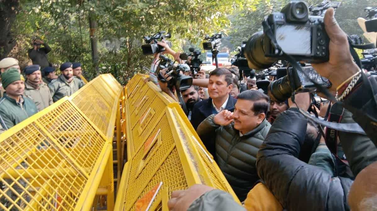 सीएम आवास दिखाने पहुंचे आप नेताओं को पुलिस ने रोका, धरने पर बैठे