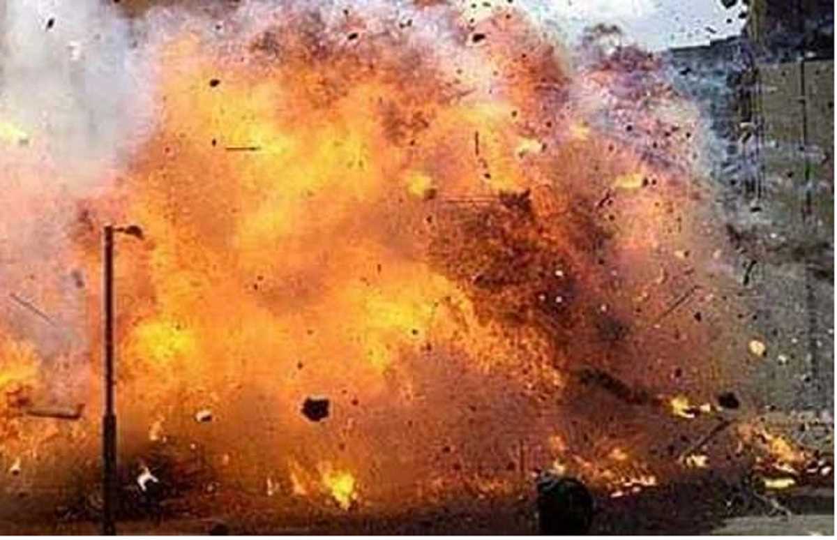 विस्फोट से गिरा आतिशबाज का मकान, एक की मौत विस्फोट से गिरा आतिशबाज का मकान, एक की मौत