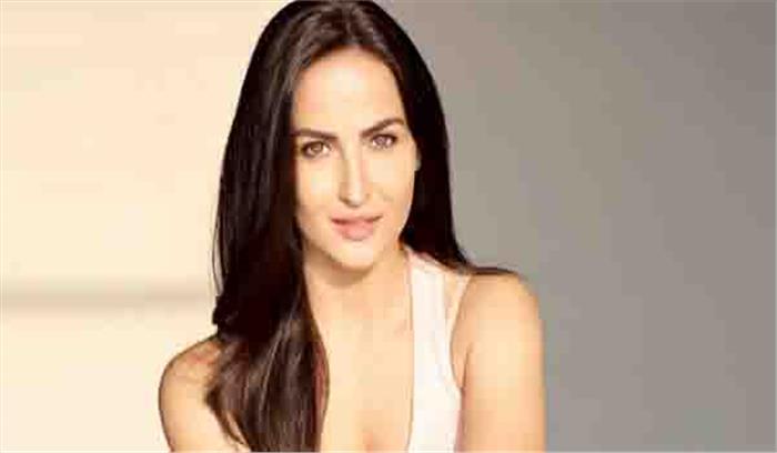 एली अवराम मानती हैं अक्षय कुमार को साहसी अभिनेता