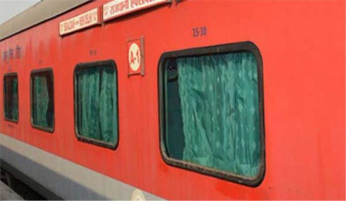 रेलवे ने एक्सप्रेस गाड़ी में अतिरिक्त कोच लगाने का निर्णय लिया