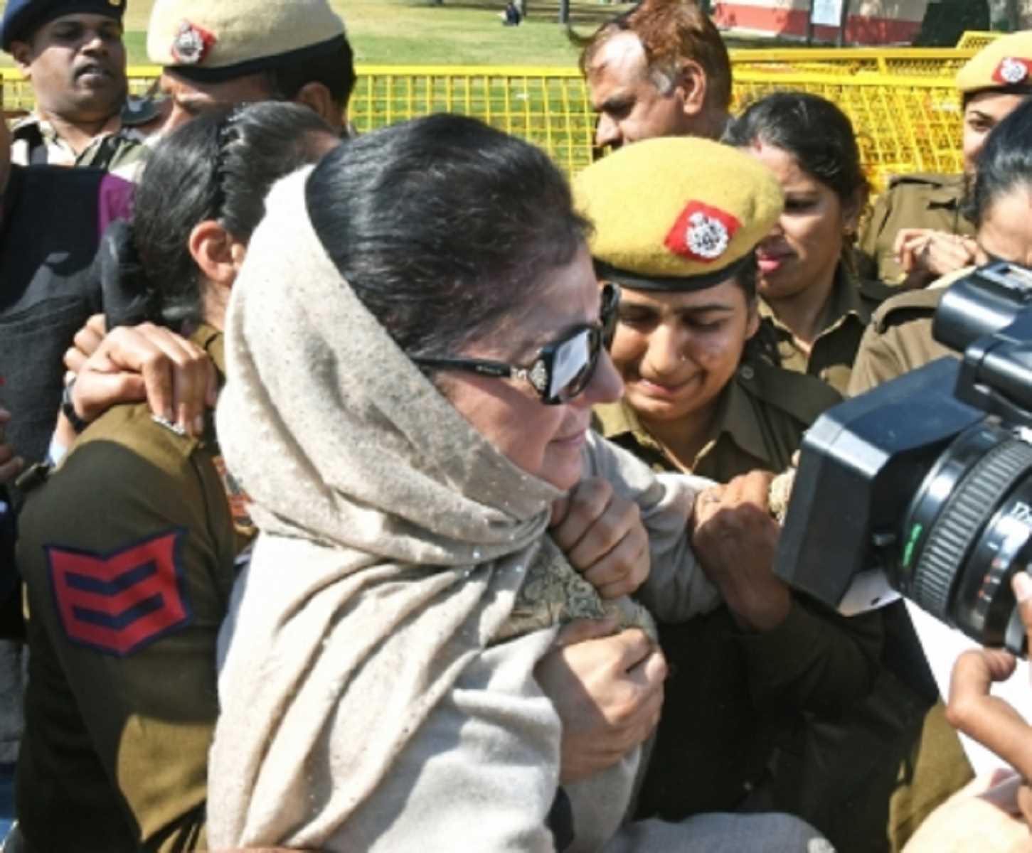 महबूबा मुफ्ती को पुलिस ने हिरासत में लिया, J-K में बुलडोजर की कार्रवाई के खिलाफ दिल्ली में कर रही थीं प्रदर्शन