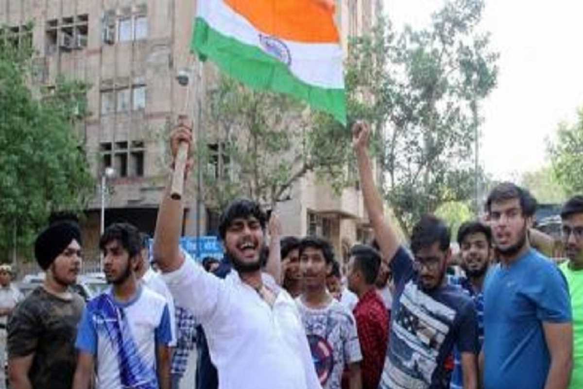 Rajasthan : पेपर आउट होने के विरोध में छात्रों ने किया रास्ता जाम Rajasthan : पेपर आउट होने के विरोध में छात्रों ने किया रास्ता जाम