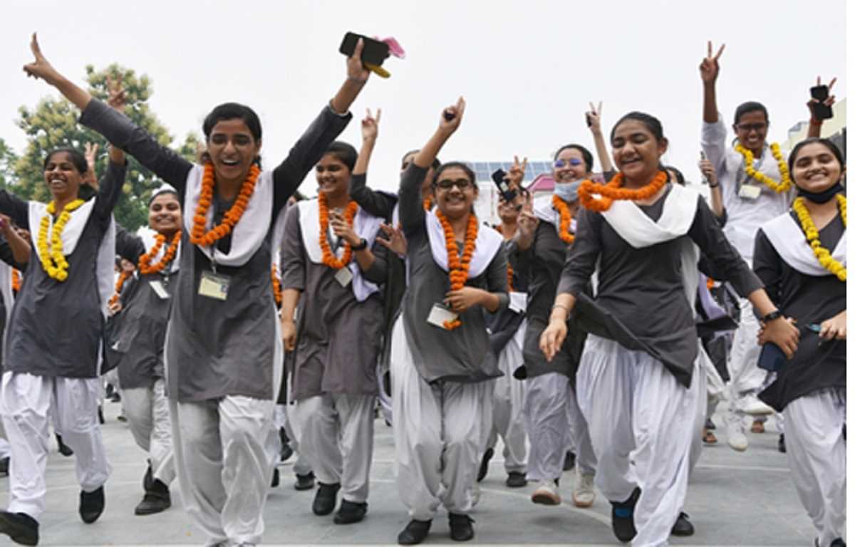 हिमाचल प्रदेश स्कूल शिक्षा बोर्ड 12वीं के नतीजे जारी, बेटियों ने मारी बाजी
