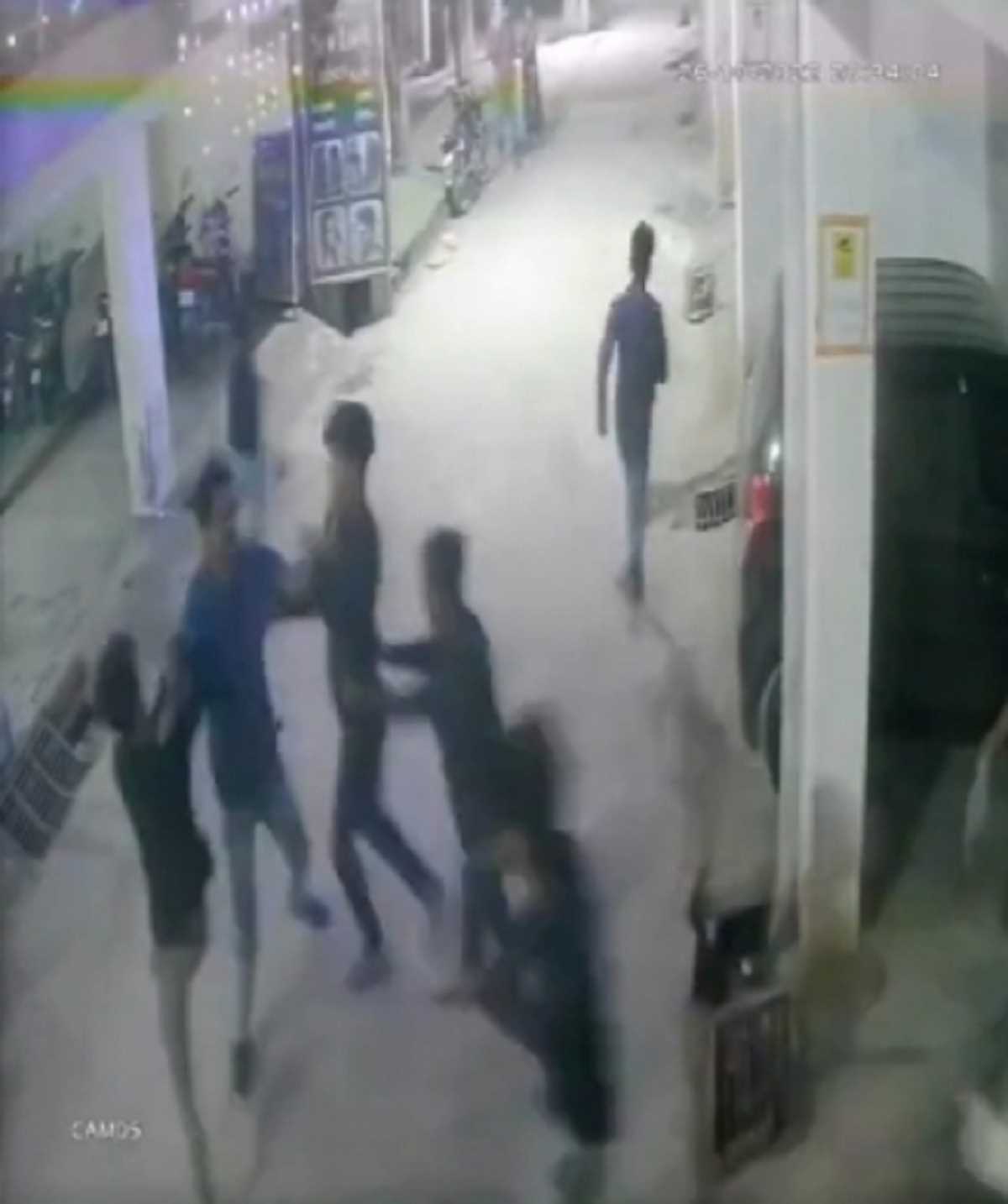 सोसाइटी के लोकल लोगों की बढ़ रही दादागिरी, सिक्योरिटी गार्ड को पीटा