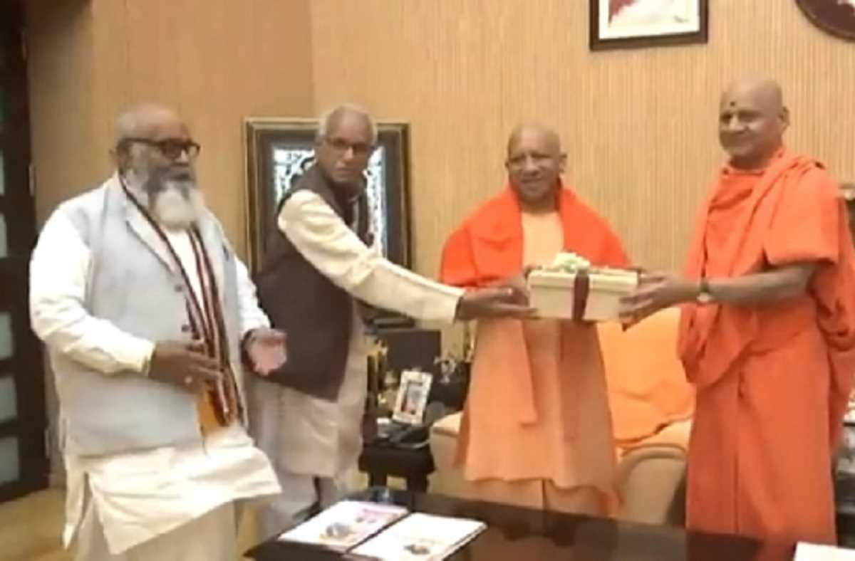 योगी को मिला राम मंदिर प्राण प्रतिष्ठा समारोह का न्योता योगी को मिला राम मंदिर प्राण प्रतिष्ठा समारोह का न्योता