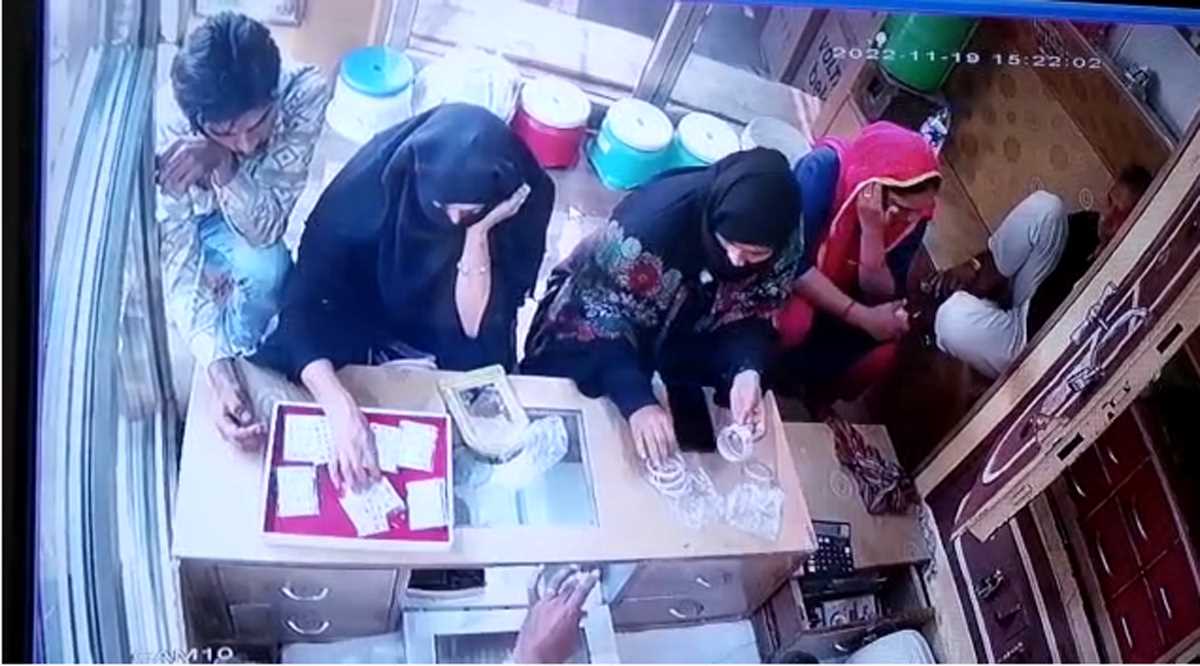 आभूषण खरीदने आई महिलाओं ने चांदी की 4 चूड़ियां की चोरी