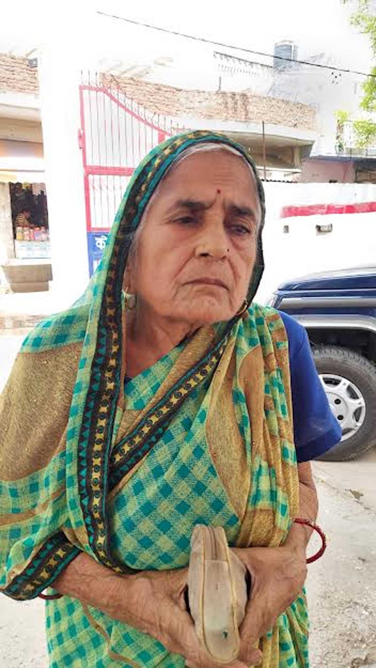 बुजुर्ग दंपती ने बेटे पर लगाया मारपीट कर गला दबाने का आरोप बुजुर्ग दंपती ने बेटे पर लगाया मारपीट कर गला दबाने का आरोप