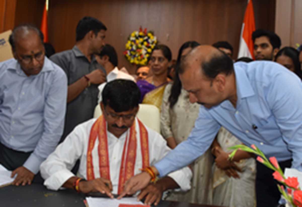 तेलंगाना के उप मुख्यमंत्री, पांच मंत्रियों ने पदभार संभाला तेलंगाना के उप मुख्यमंत्री, पांच मंत्रियों ने पदभार संभाला