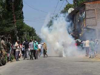 पुलिस ने कश्मीरी पंडित कर्मचारियों को तितर-बितर करने के लिए आंसू गैस के गोले दागे