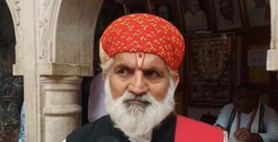 राजस्थान के राजसमंद के द्वारकाधीश मंदिर में बसंत उत्सव के दौरान श्रद्धालुओं की भारी भीड़