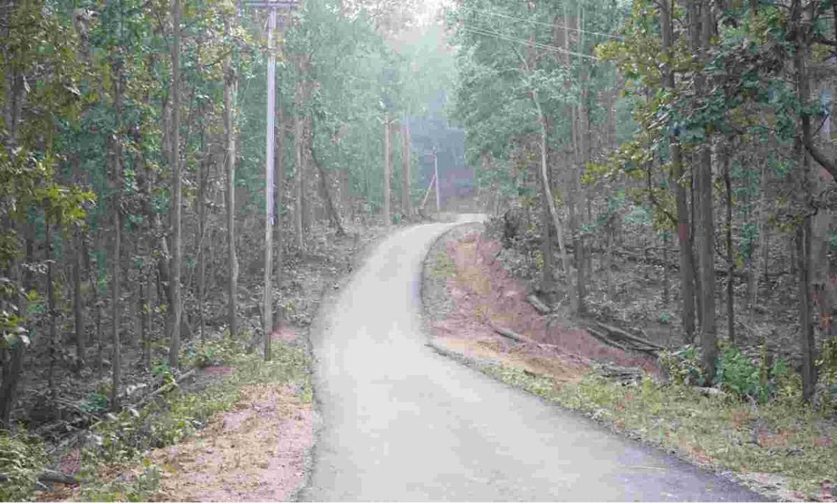 छत्तीसगढ़ के एक गांव में आजादी के 75 साल बाद बन रही सड़क