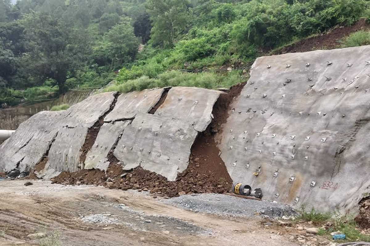 ﻿  भूस्खलन की चपेट में आई ऋषिकेश कर्णप्रयाग रेल परियोजना के टनल की सेफ्टी दीवार