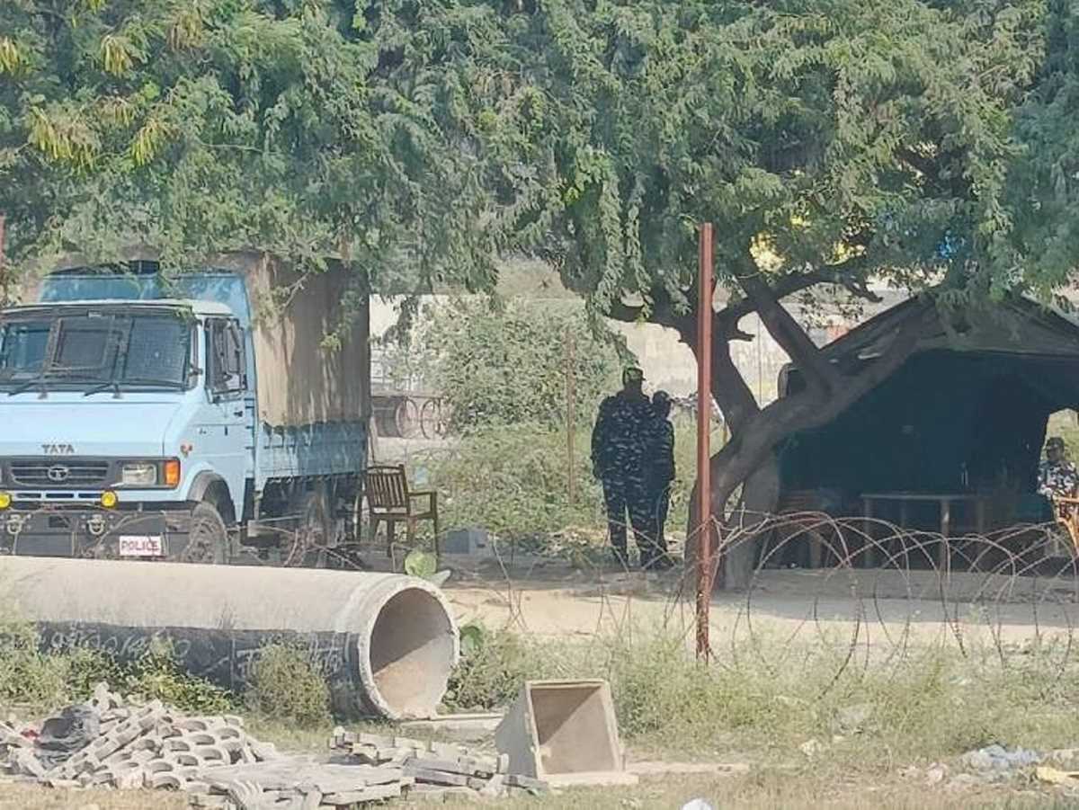 शत्रु संपत्ति पर सीआरपीएफ ने लगाया कैंप शत्रु संपत्ति पर सीआरपीएफ ने लगाया कैंप