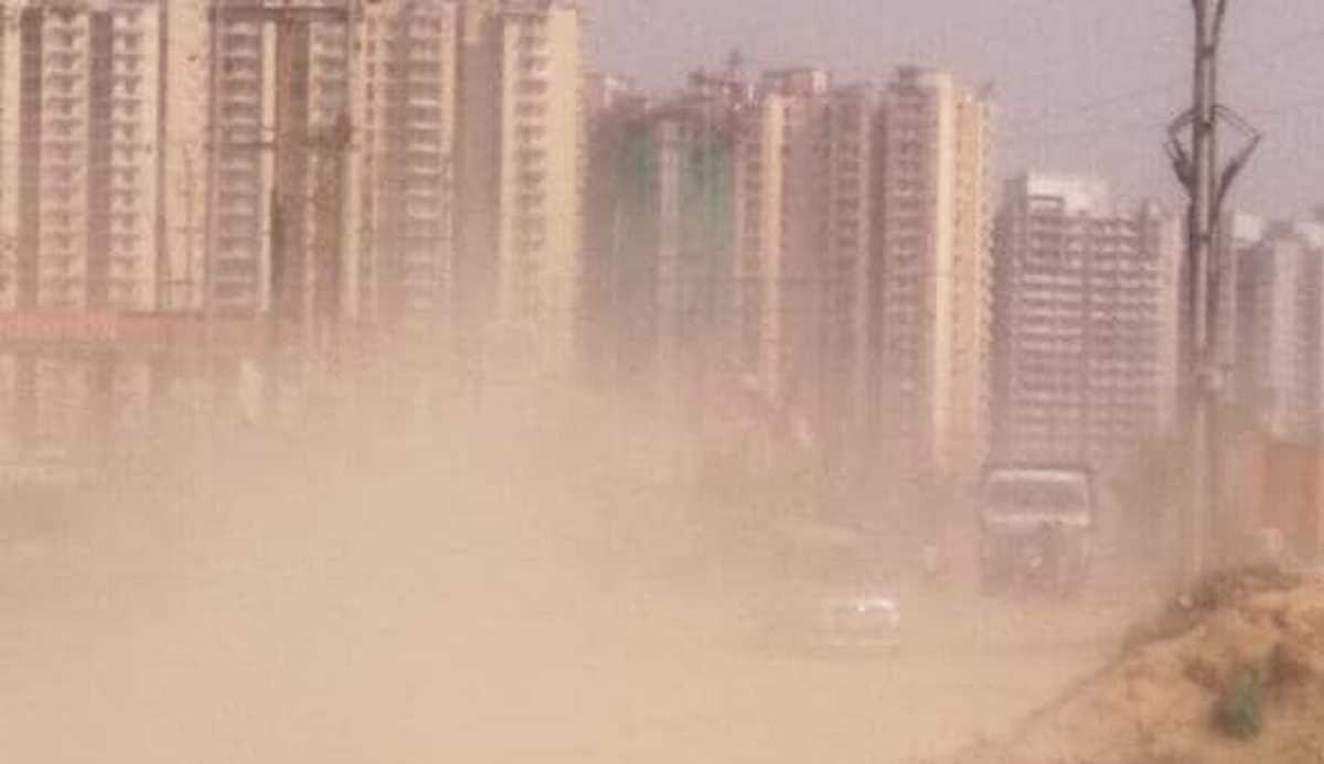 नोएडा में खतरनाक एक्यूआई से आंखों में जलन, सांस लेने में तकलीफ