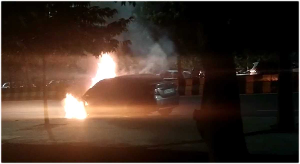 चलती कार में लगी आग, चालक ने कूदकर बचाई जान, जलती कार को छोड़कर हुआ फरार